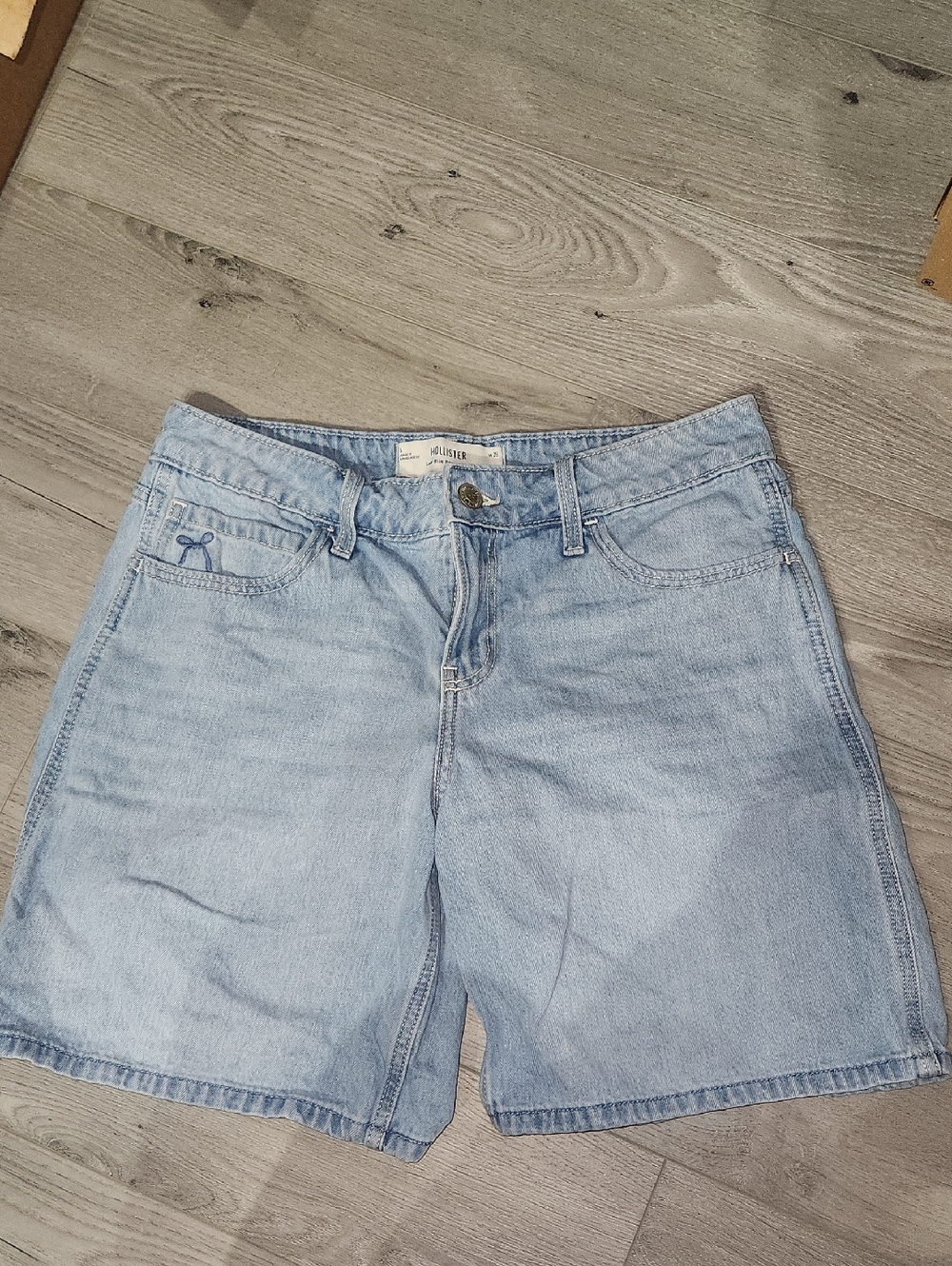 Hollister Light Blue Denim Shorts with Subtle Embroidered Detail sz 6 w 28
